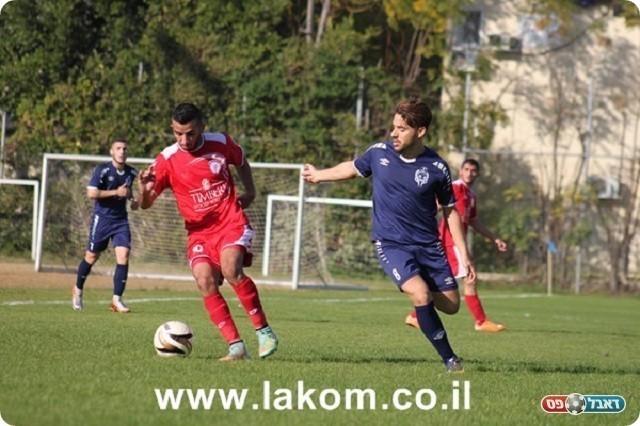 מאבק עיקש במחנה. מוחמד בדיר (משמאל) וננו ועקנין (תאמר סרסור)